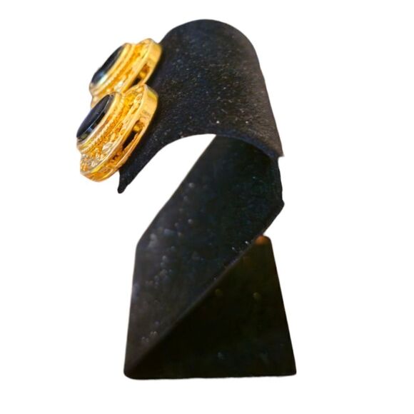 Vintage 80s Black Stone Victorian Era Inspired Golden Filigree Clip-on Earrings - Picture 6 of 6